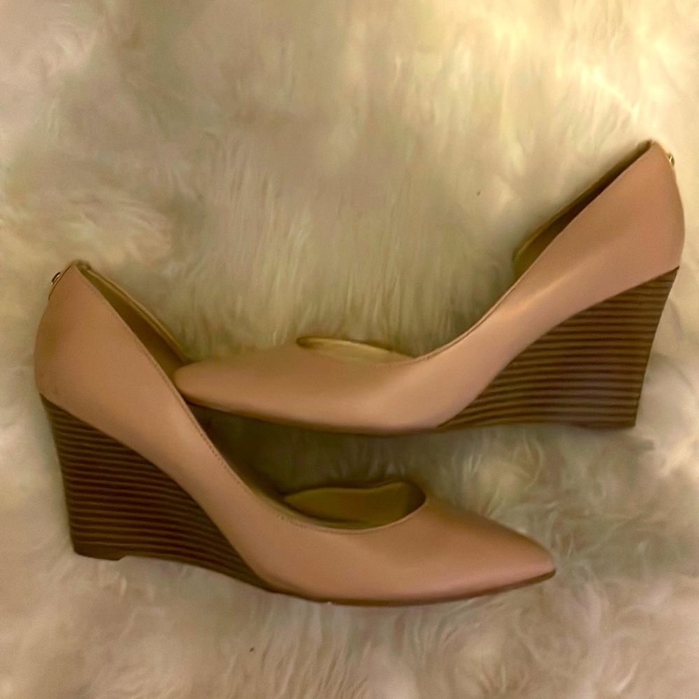 BNWT NINE WEST NUDE WEDGES SIZE 9!!